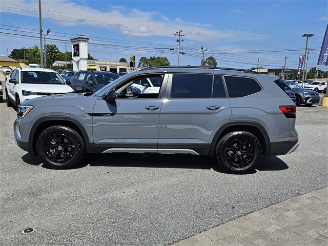2025 Volkswagen Atlas Peak Edition photo 4