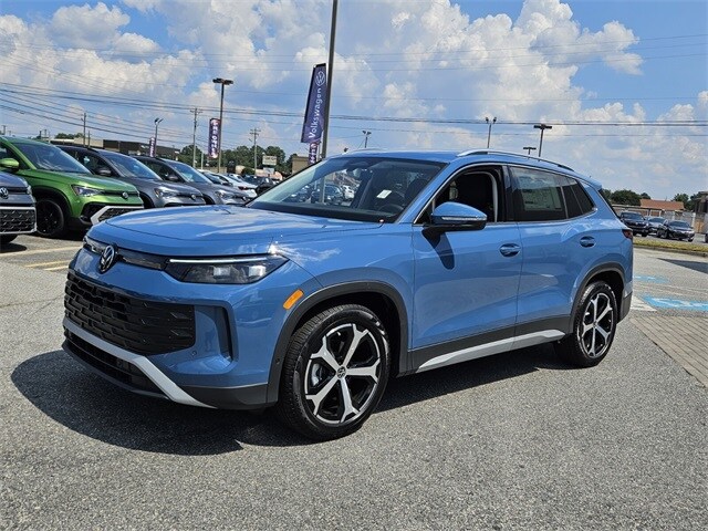 2025 Volkswagen Tiguan SE photo 3
