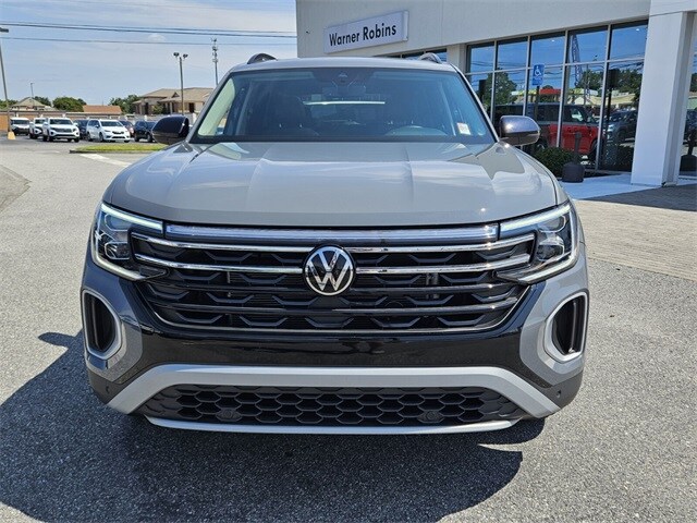 2025 Volkswagen Atlas Peak Edition photo 2