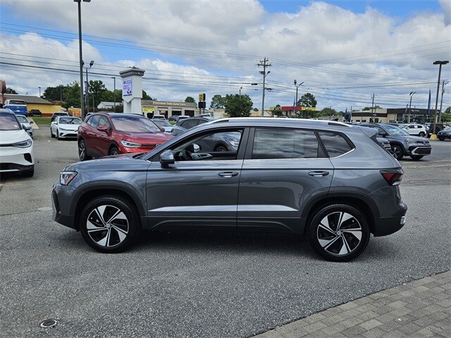 2025 Volkswagen Taos SE photo 2