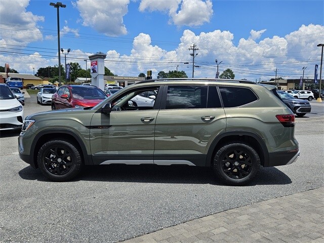 2025 Volkswagen Atlas SE Technology Peak Edition photo 4