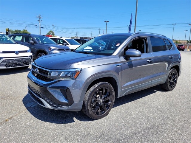 2023 Volkswagen Taos SE photo 3