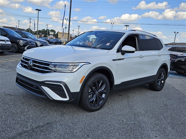 2023 Volkswagen Tiguan SE photo 3