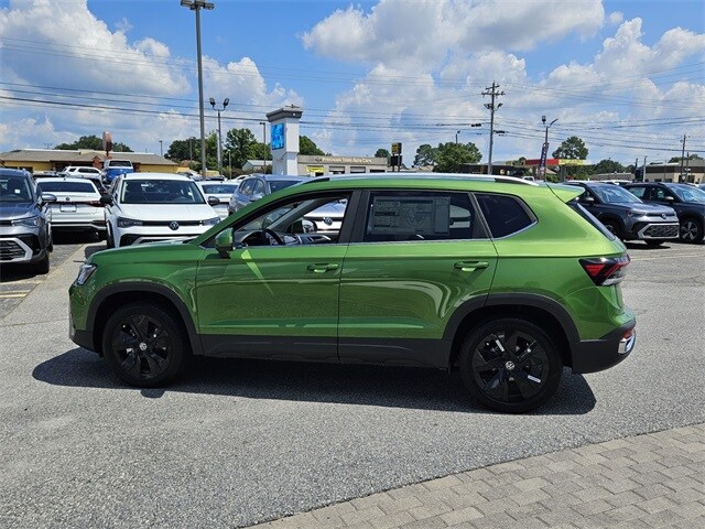 2025 Volkswagen Taos SE photo 2