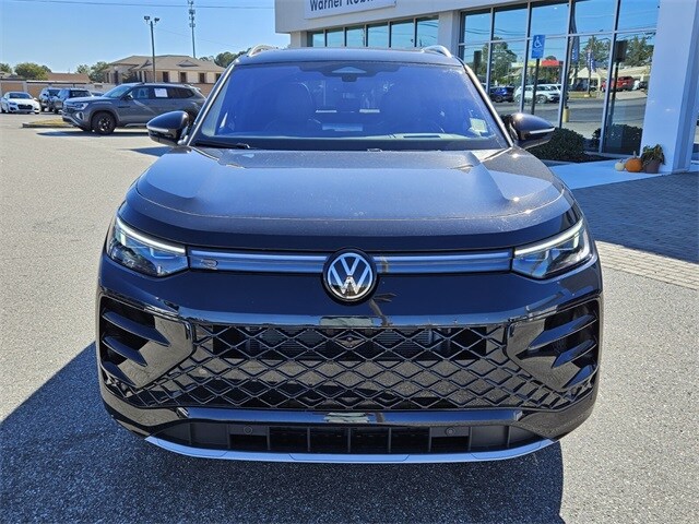 2026 Volkswagen Tiguan SEL R-Line photo 2