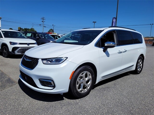 2023 Chrysler Pacifica Limited photo 3