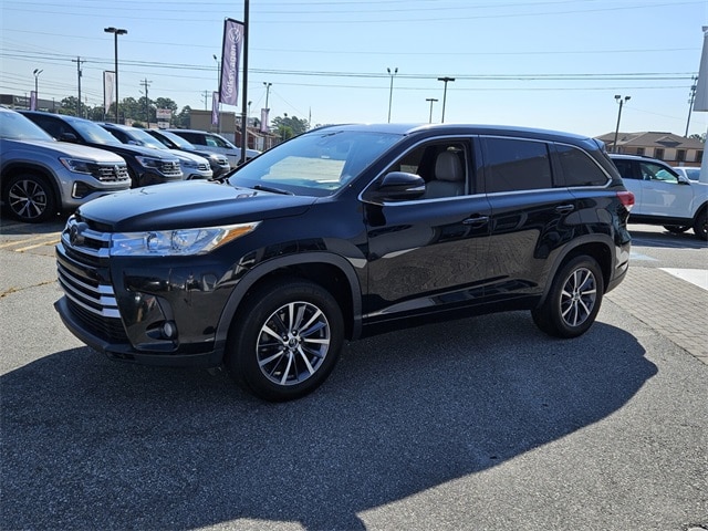 Used 2017 Toyota Highlander XLE with VIN 5TDKZRFH1HS519650 for sale in Warner Robins, GA