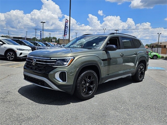 2025 Volkswagen Atlas SE Technology Peak Edition photo 3