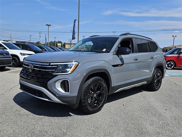 2025 Volkswagen Atlas Peak Edition photo 3