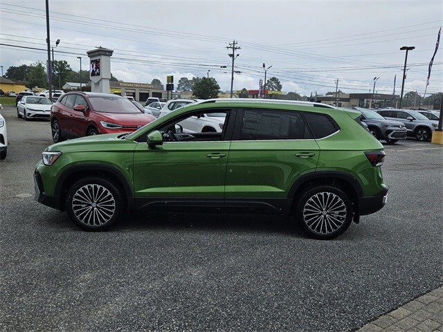 2025 Volkswagen Taos SE photo 2