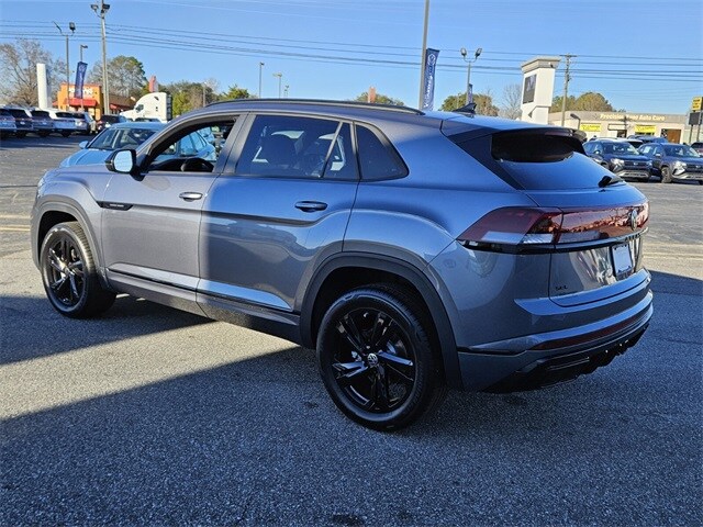 2025 Volkswagen Atlas Cross Sport SEL R-Line photo 3