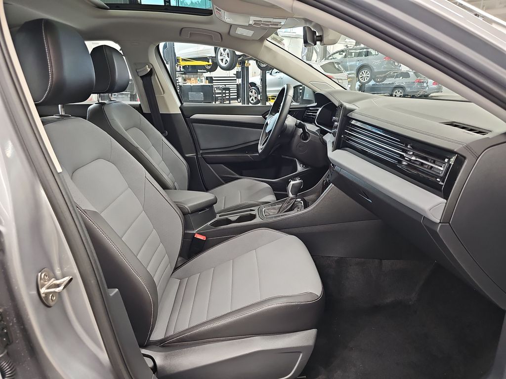 2025 Volkswagen Jetta SE - Photo 10
