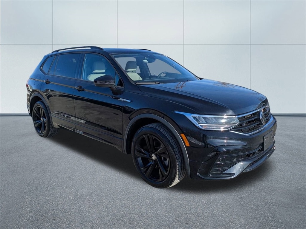 2024 Volkswagen Tiguan SE R-LINE BLACK's photo