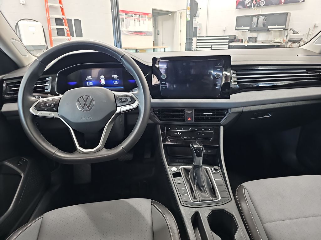 2025 Volkswagen Jetta SE - Photo 11