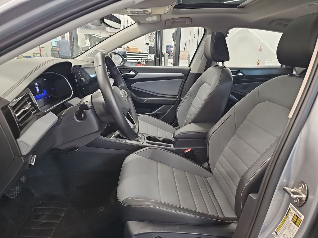 2025 Volkswagen Jetta SE - Photo 9