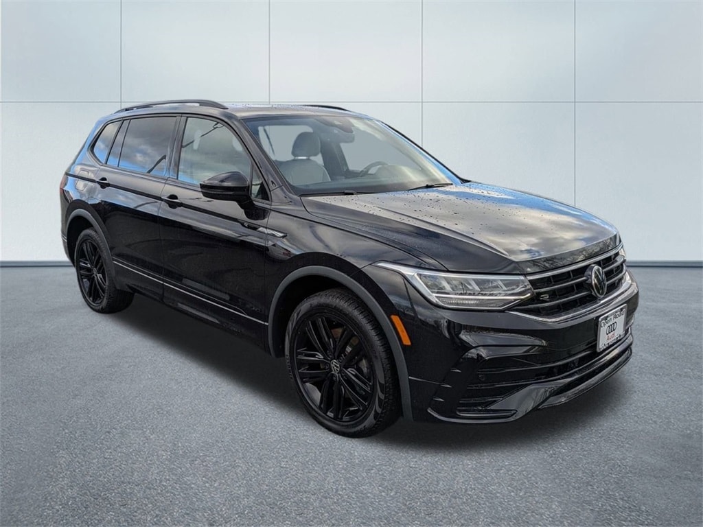 2022 Volkswagen Tiguan SE R-LINE BLACK's photo