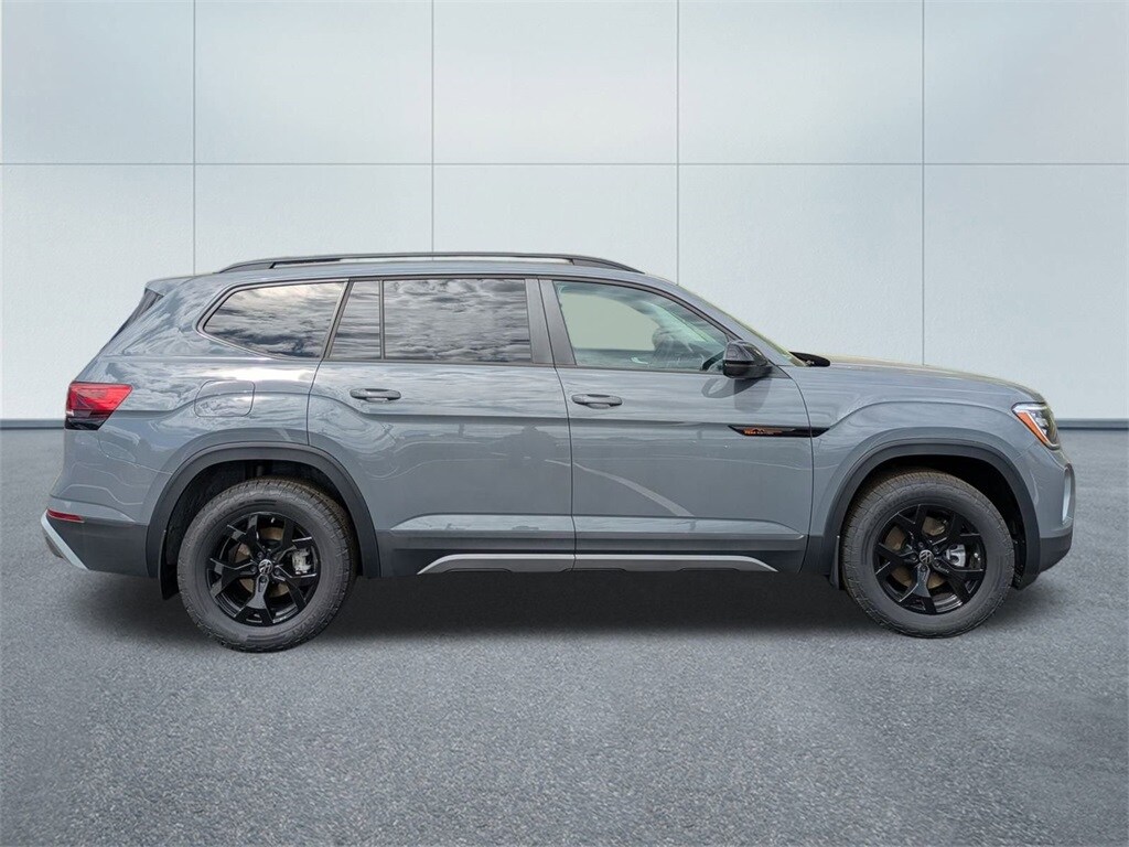 2025 Volkswagen Atlas Peak Edition SE photo 2