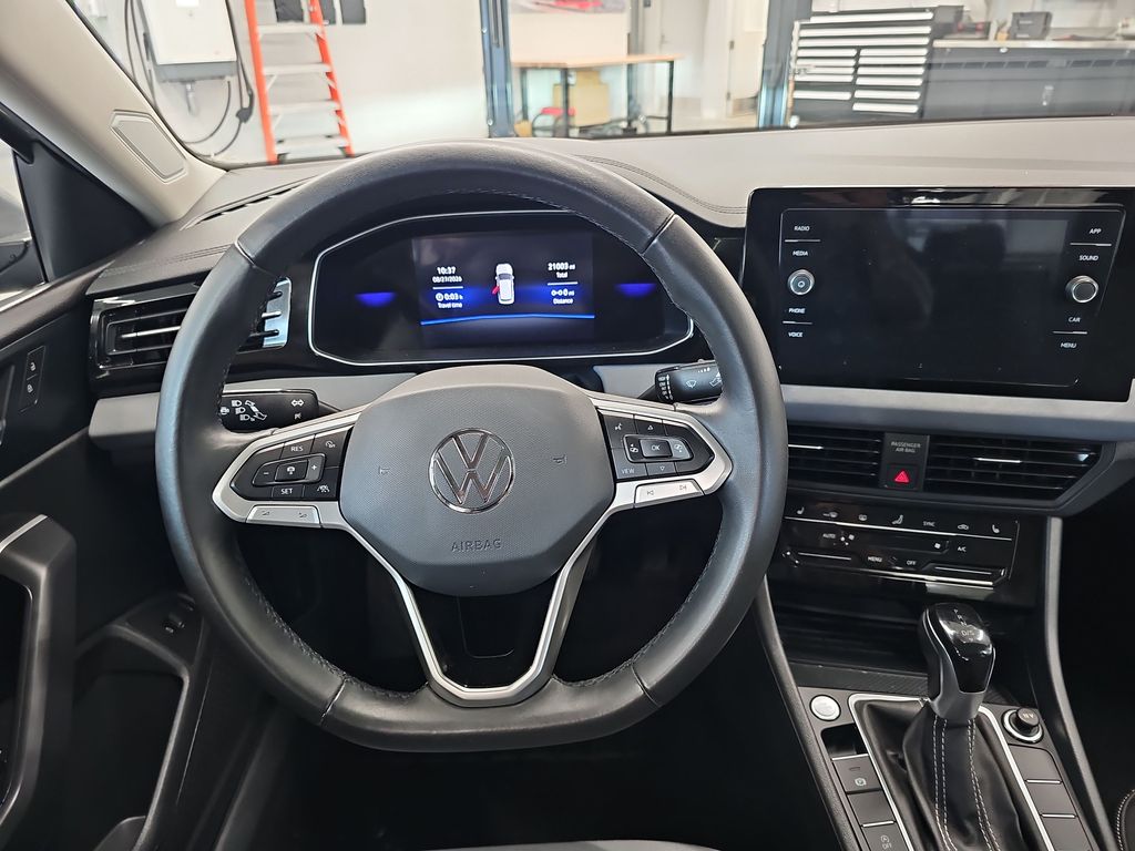 2025 Volkswagen Jetta SE - Photo 12