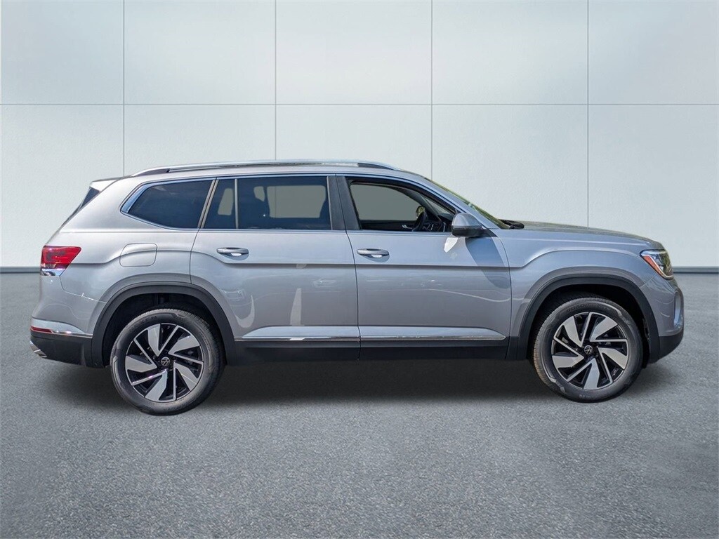2025 Volkswagen Atlas SEL photo 2