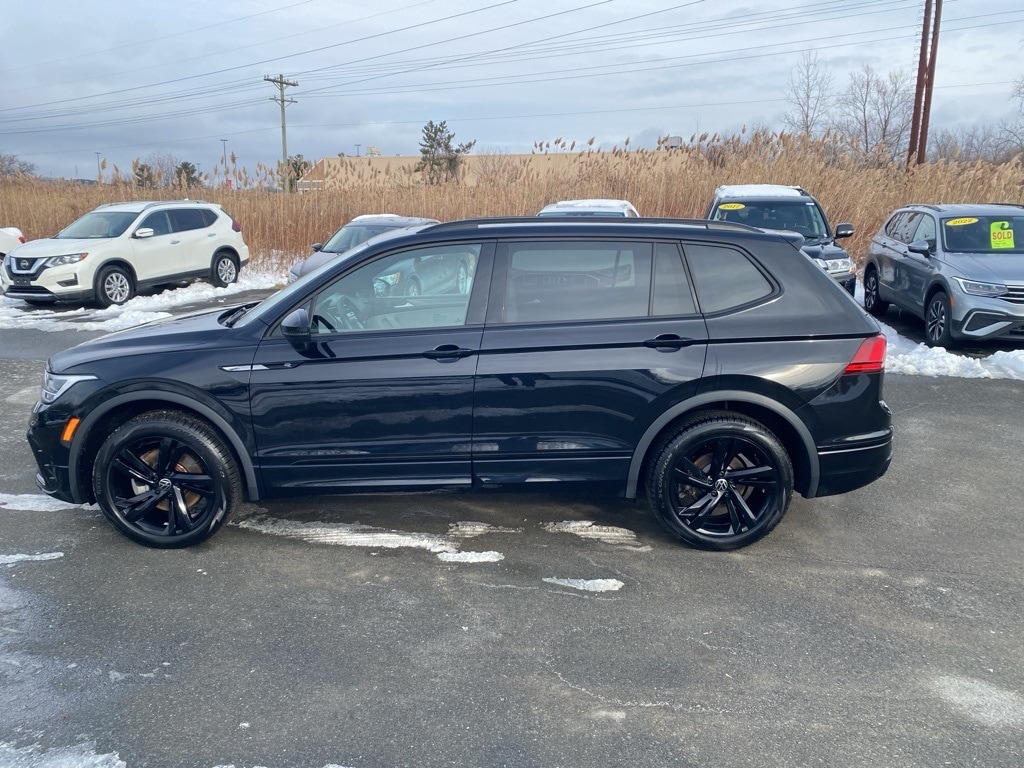 2024 Volkswagen Tiguan SE R-LINE BLACK's photo