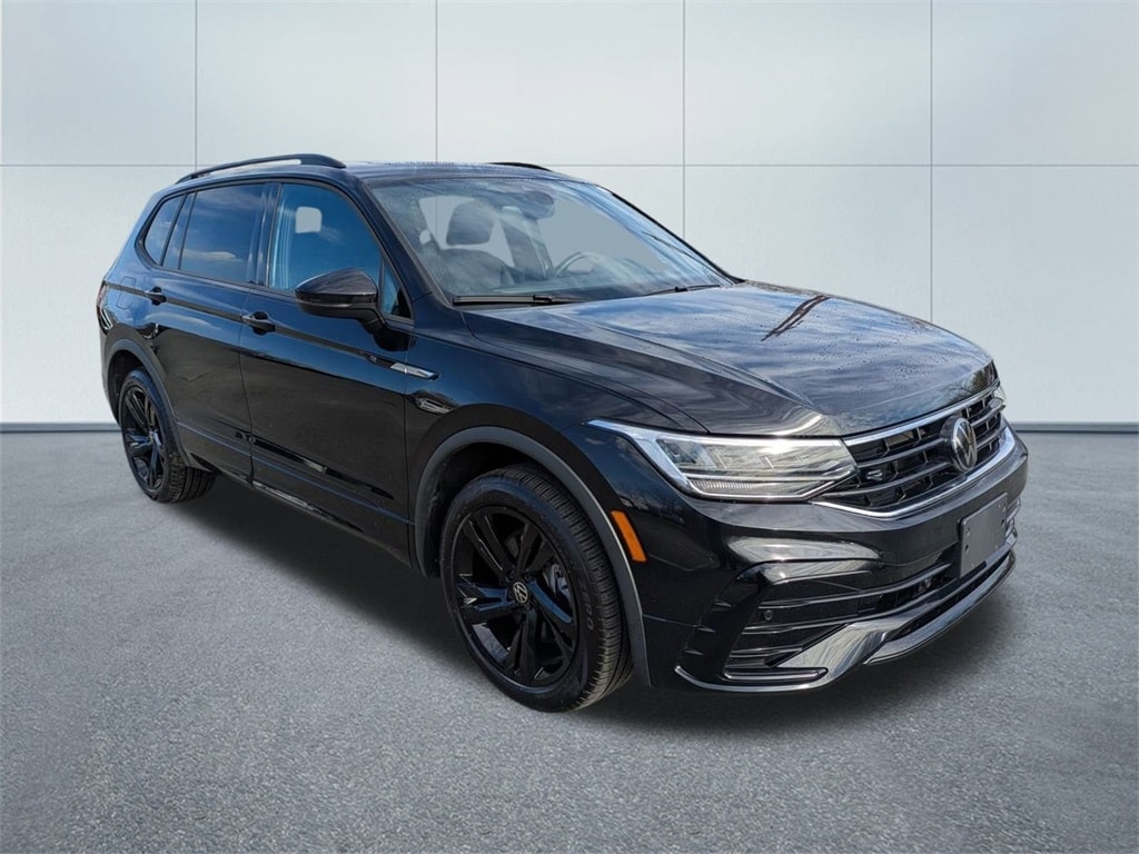 2024 Volkswagen Tiguan SE R-LINE BLACK's photo