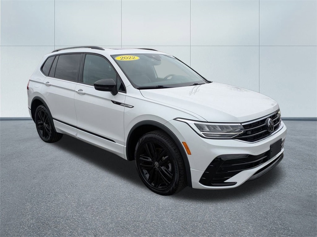 2022 Volkswagen Tiguan SE R-LINE BLACK's photo