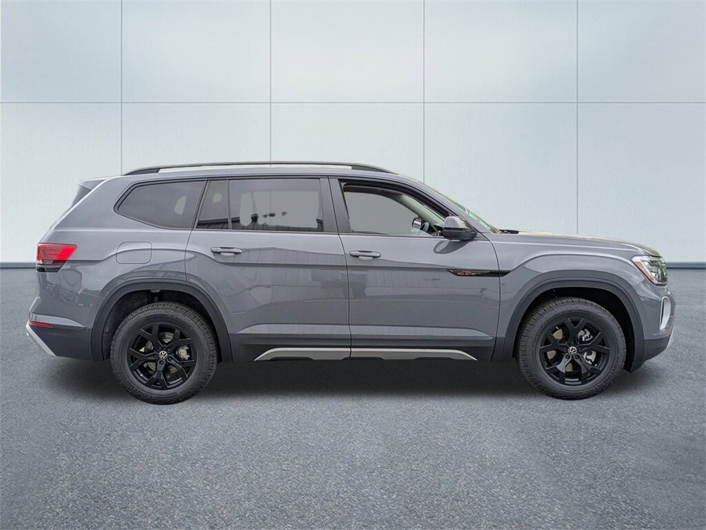 2025 Volkswagen Atlas Peak Edition SE photo 2