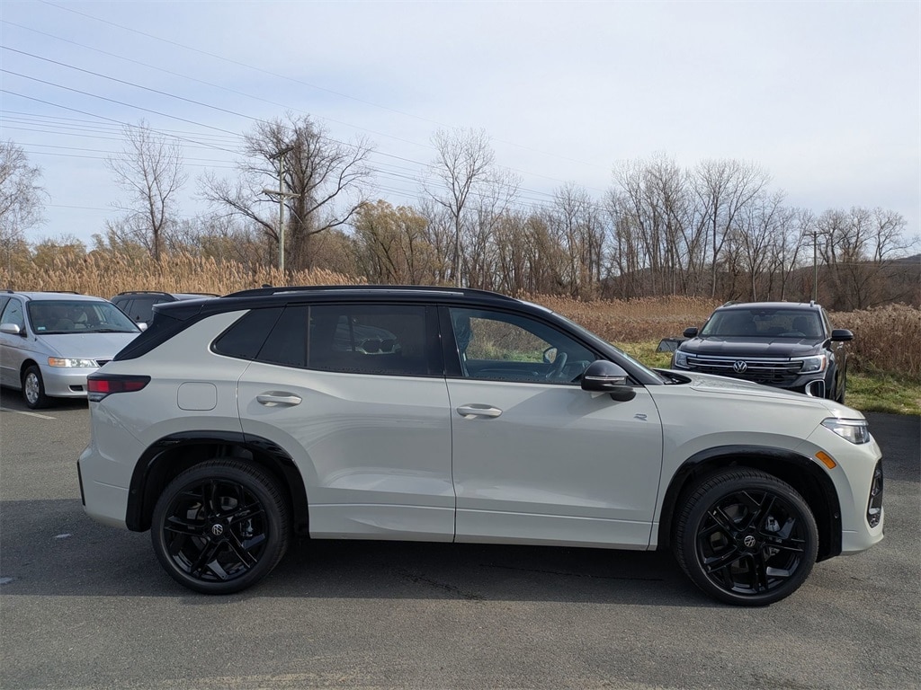 New 2026 Volkswagen Tiguan 2.0T SE R-Line Black SUV