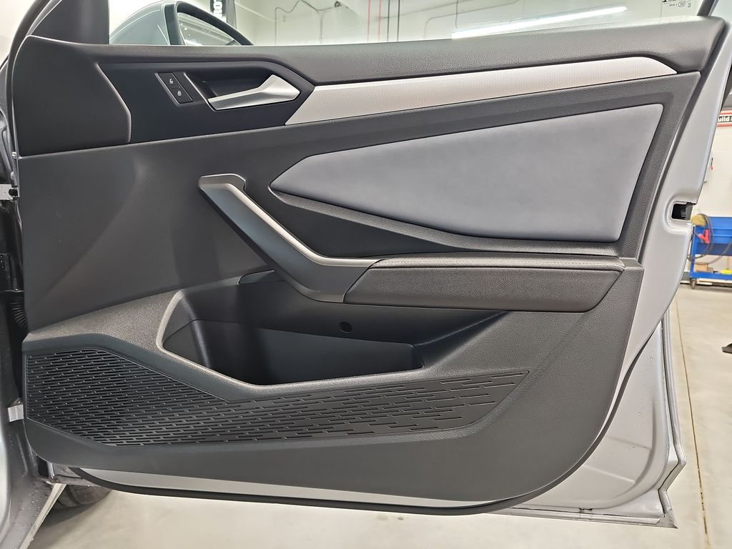 2025 Volkswagen Jetta SE - Photo 21