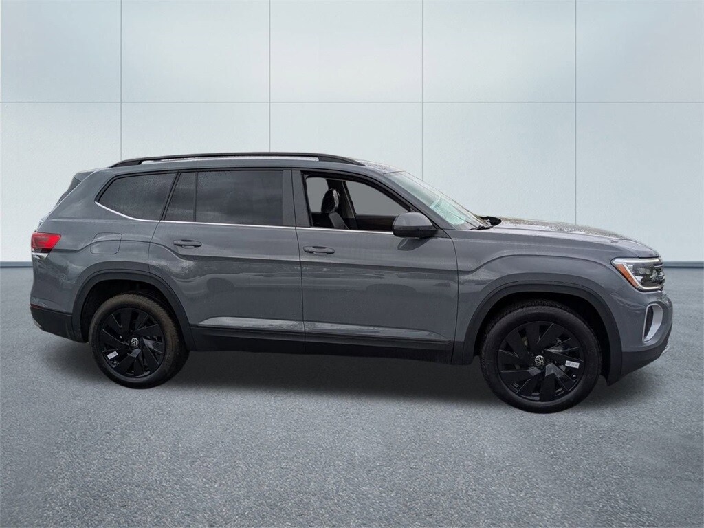 2025 Volkswagen Atlas SE Technology photo 2