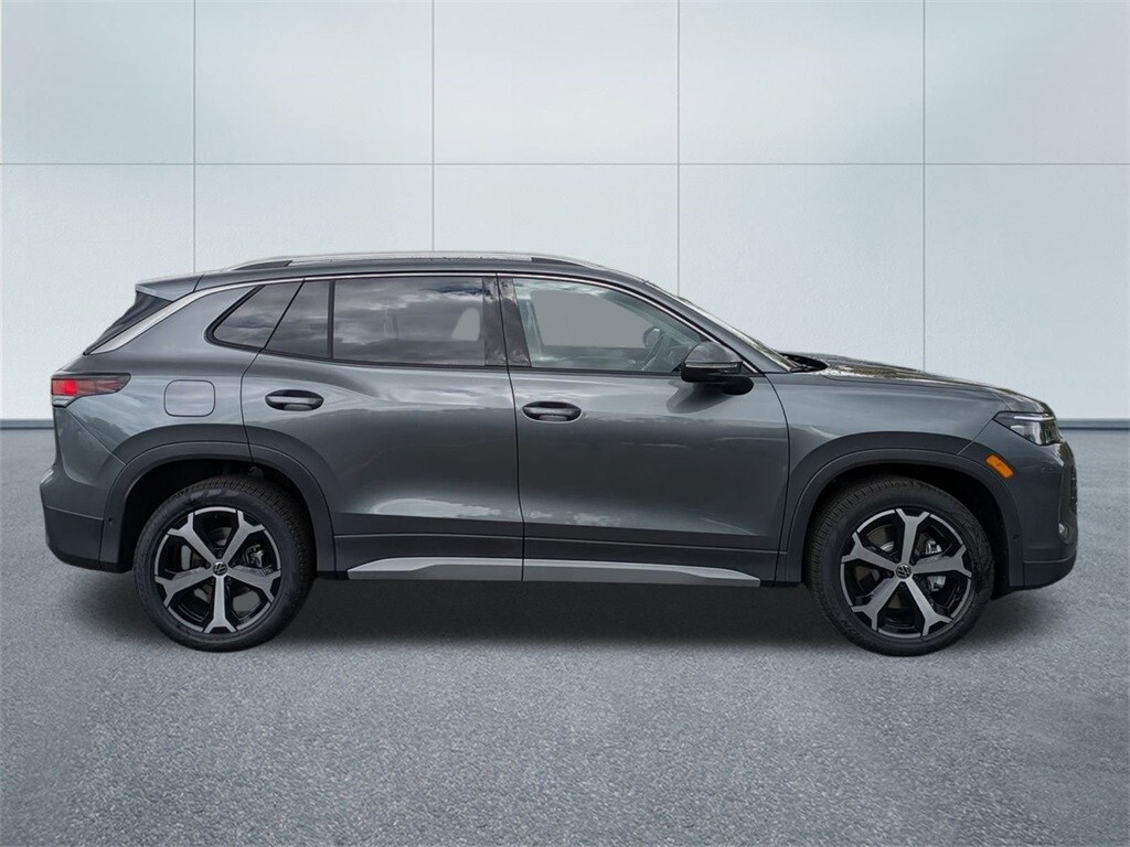 2025 Volkswagen Tiguan SE photo 2