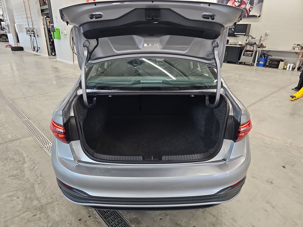 2025 Volkswagen Jetta SE - Photo 22