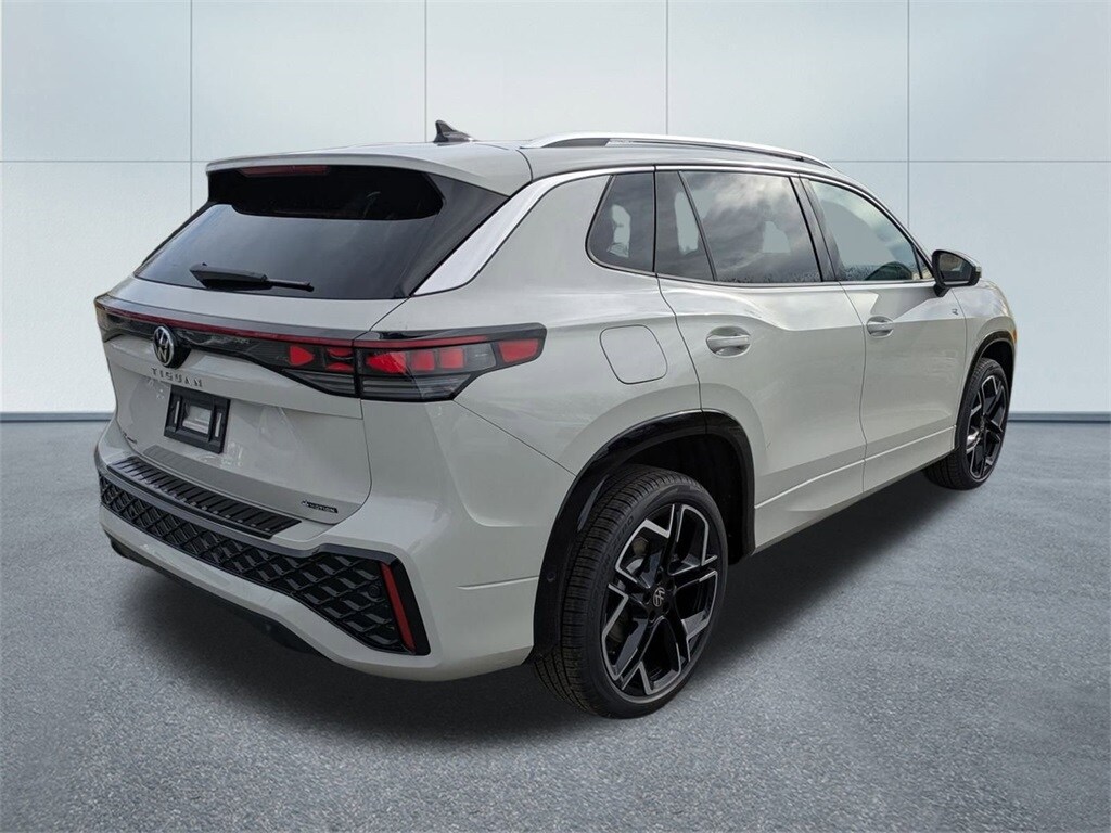 2026 Volkswagen Tiguan SEL R-Line photo 2