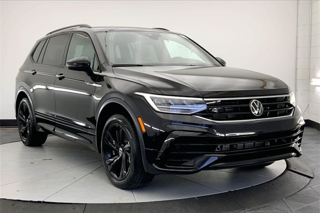 2024 Volkswagen Tiguan SE R-LINE BLACK's photo