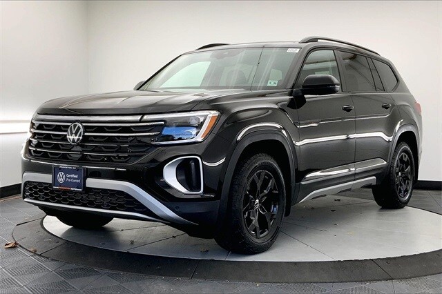 2025 Volkswagen Atlas Peak Edition SE photo 2