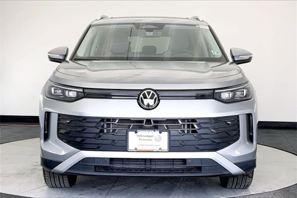 Used 2025 Volkswagen Tiguan 2.0T SE SUV