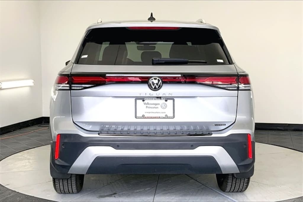 Used 2025 Volkswagen Tiguan 2.0T SE SUV