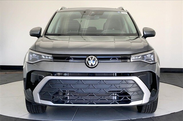 2025 Volkswagen Taos SE photo 2