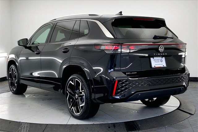 2026 Volkswagen Tiguan SEL R-Line photo 3