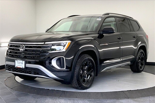 2025 Volkswagen Atlas Peak Edition SE photo 2