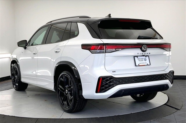 2026 Volkswagen Tiguan SE R-Line Black photo 3