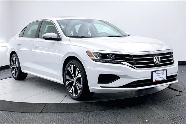 2021 Volkswagen Passat SE's photo