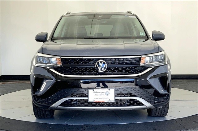 2023 Volkswagen Taos SE photo 3