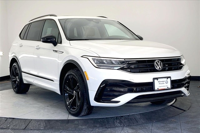 2024 Volkswagen Tiguan SE R-LINE BLACK's photo