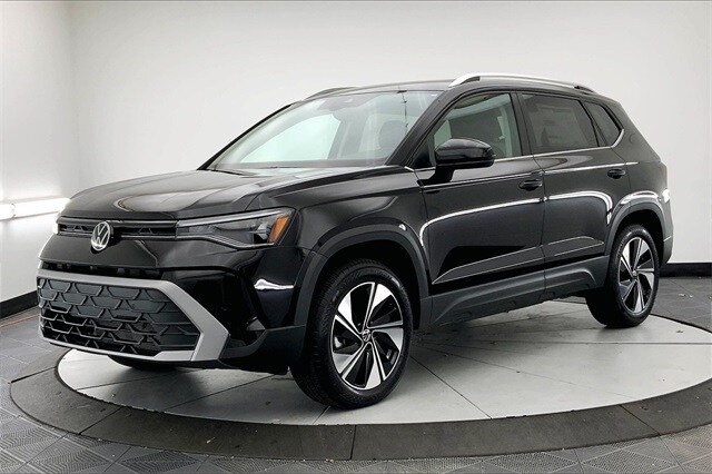 2025 Volkswagen Taos SE photo 2