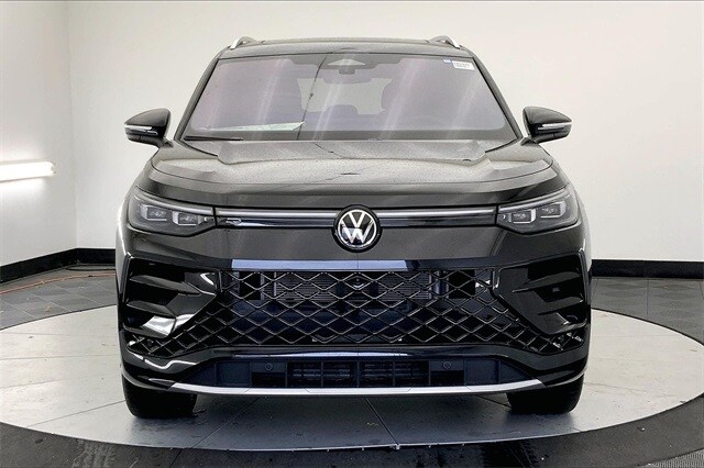 2026 Volkswagen Tiguan SEL R-Line photo 2