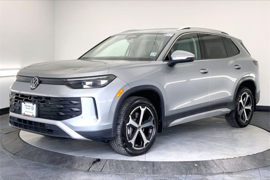 Used 2025 Volkswagen Tiguan 2.0T SE SUV