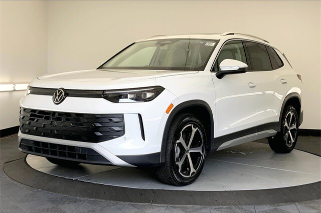 2025 Volkswagen Tiguan SE photo 2