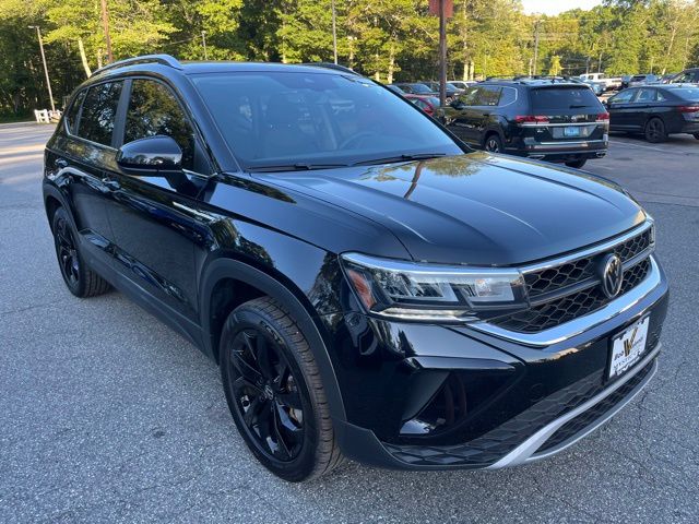 2022 Volkswagen Taos SE photo 3