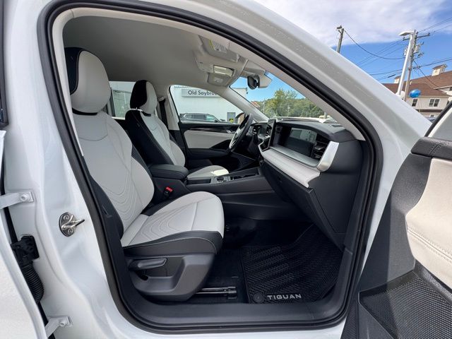 2025 Volkswagen Tiguan SE - Photo 24